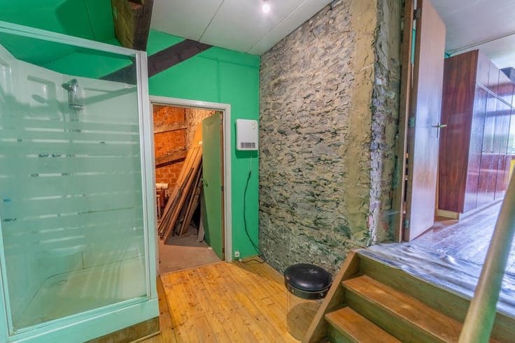 House to renovate with a large garden