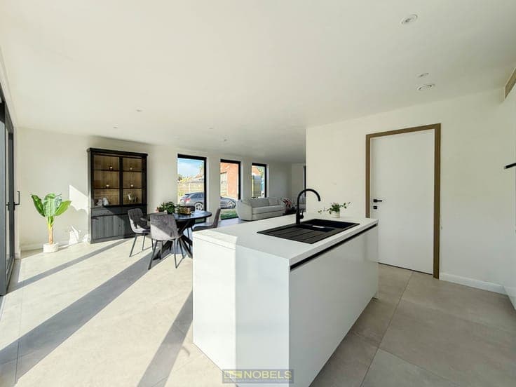 Te koop, strakke,afgewerkte nieuwbouwwoning (6%BTW) op la...