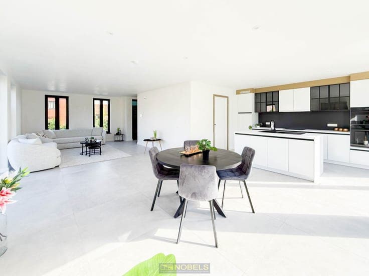 Te koop, strakke,afgewerkte nieuwbouwwoning (6%BTW) op la...