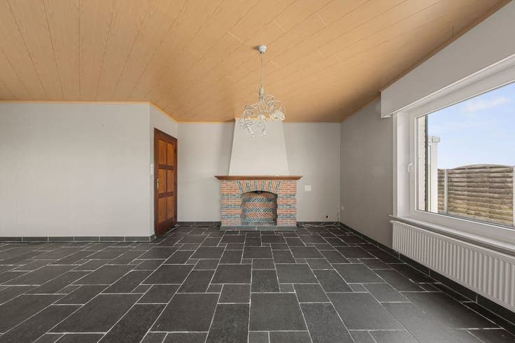 Karaktervolle woning met grote loods en ruime garage op 1...