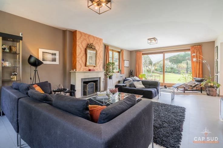 Prime location. Spacious villa, 5 bedroom + office.