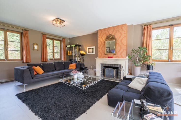 Prime location. Spacious villa, 5 bedroom + office.