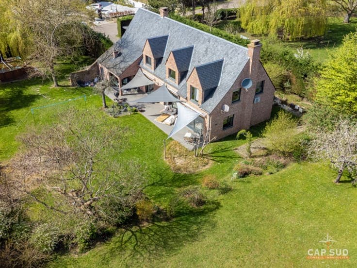 Prime location. Spacious villa, 5 bedroom + office.