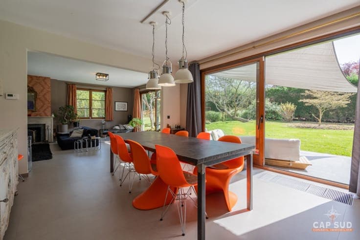 Prime location. Spacious villa, 5 bedroom + office.