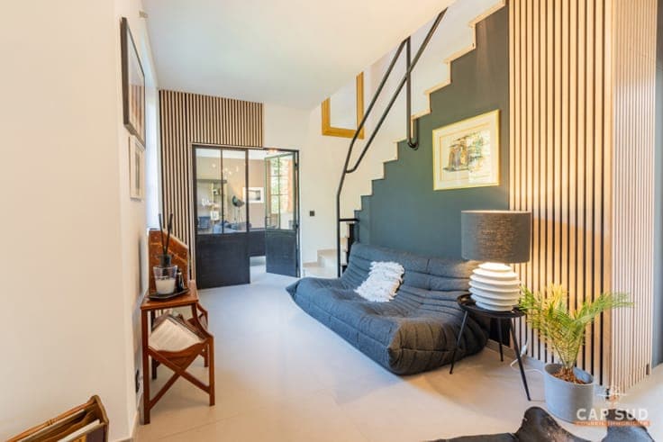 Prime location. Spacious villa, 5 bedroom + office.