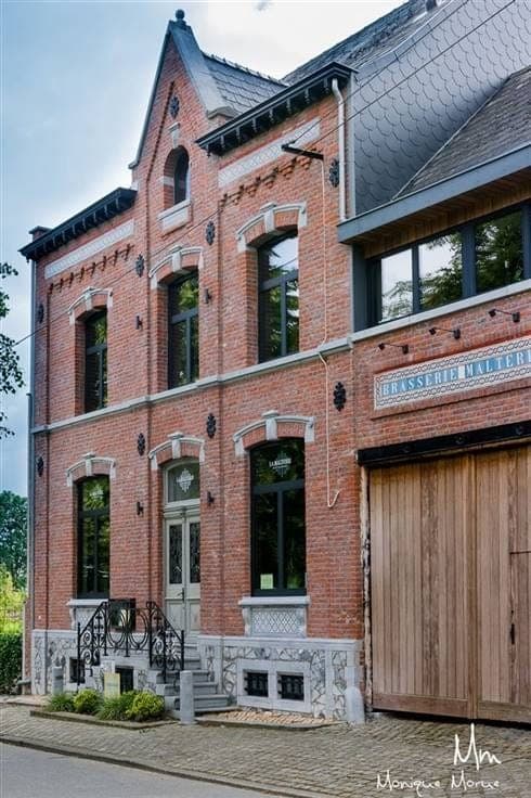 Propriété RARE actuellement restaurant au rez et appartement