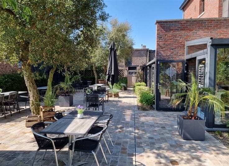 Propriété RARE actuellement restaurant au rez et appartement