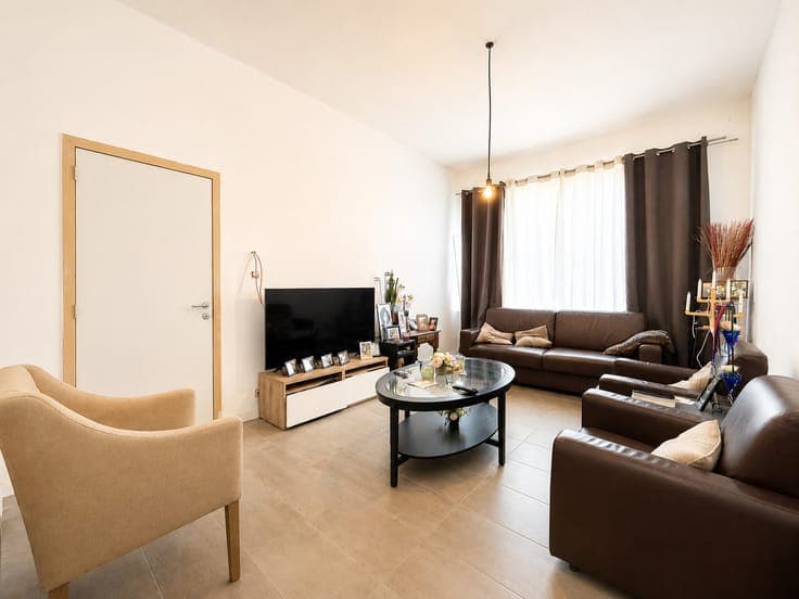 HALLE - Townhouse (4 BDR/2 BTH) to renovate