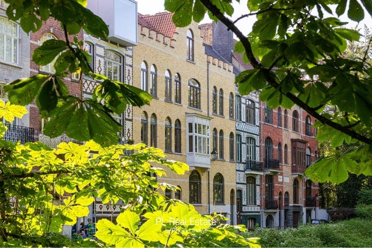 **** An unrivalled high-quality renovation on the waterfront