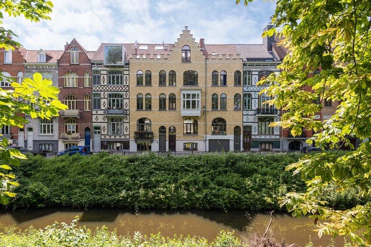 **** An unrivalled high-quality renovation on the waterfront