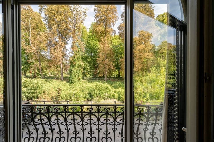 **** An unrivalled high-quality renovation on the waterfront