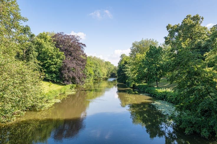 **** An unrivalled high-quality renovation on the waterfront