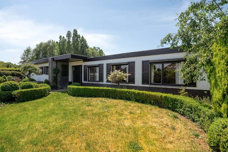 Single-level open house to renovate near Putte centre