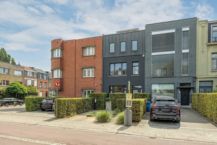 Instapklare herenwoning met privéparking, zonnepanelen en zu