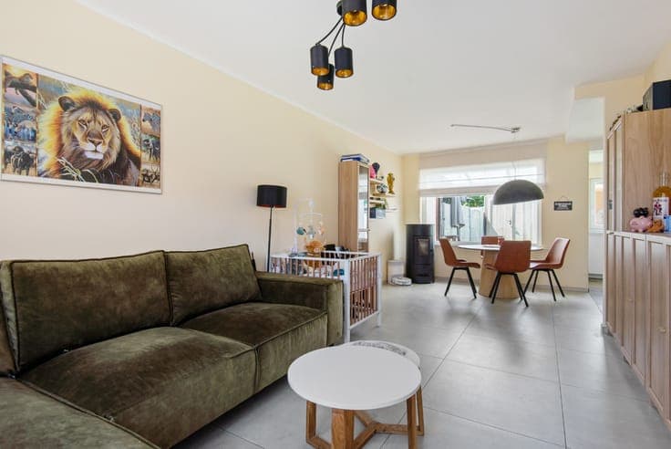 Centraal gelegen, gerenoveerde woning met 3 slpk. en west...