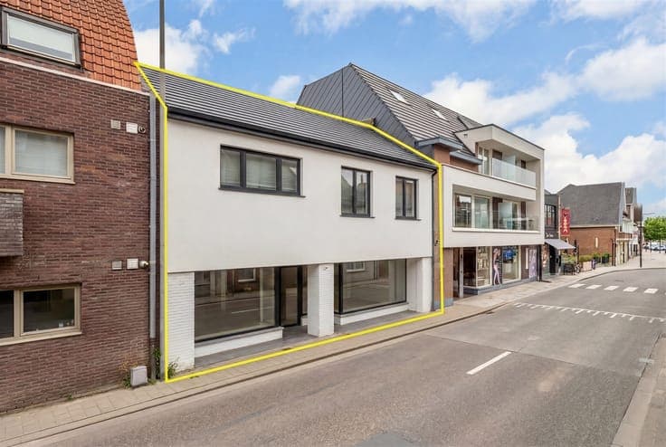 Versatile commercial property with residential opportunity i