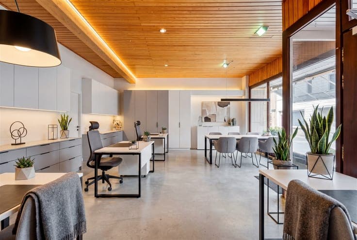 Versatile commercial property with residential opportunity i