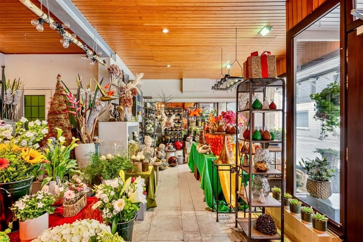 Versatile commercial property with residential opportunity i