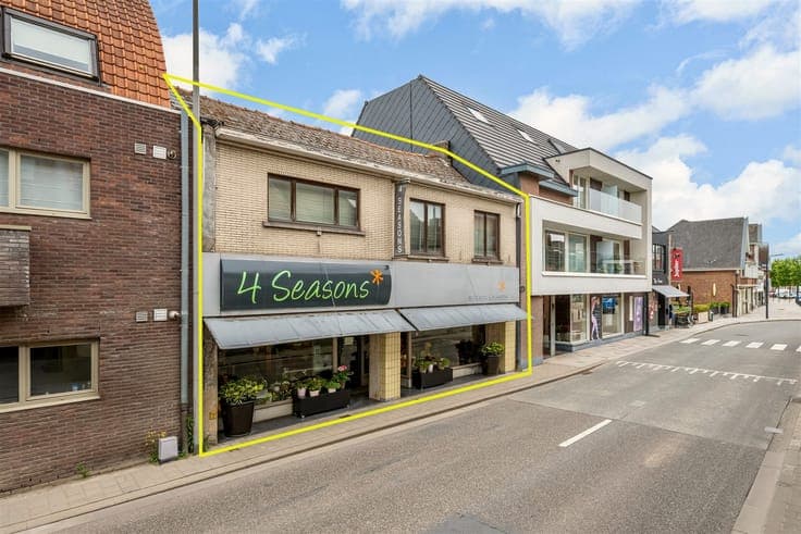Versatile commercial property with residential opportunity i