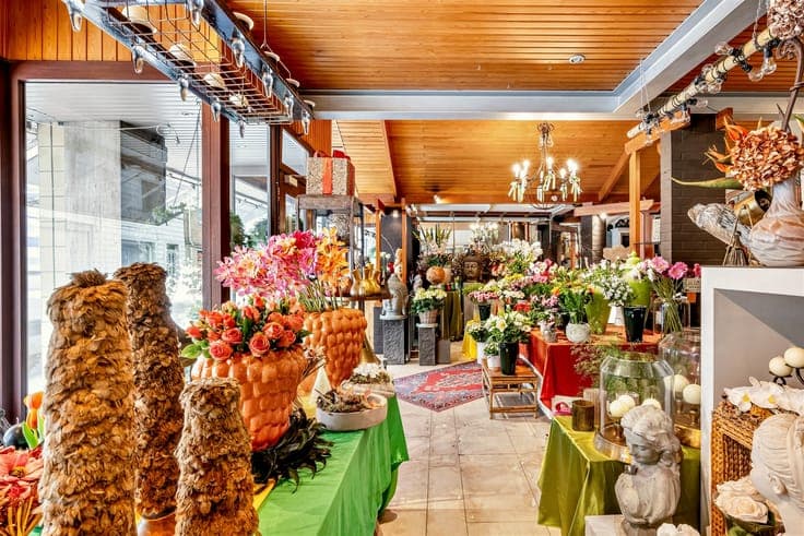 Versatile commercial property with residential opportunity i