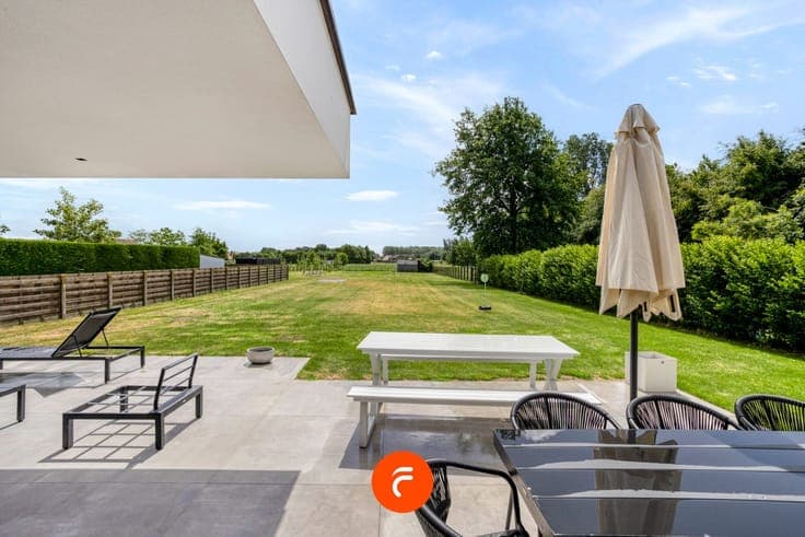 Uiterst hoogwaardig afgewerkte Villa met grote tuin op 27...