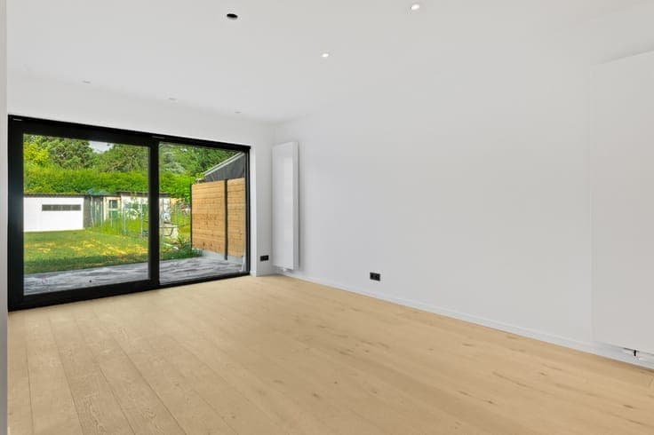 Instapklare, gerenoveerde laagbouwwoning met 2 slpk. en tuin