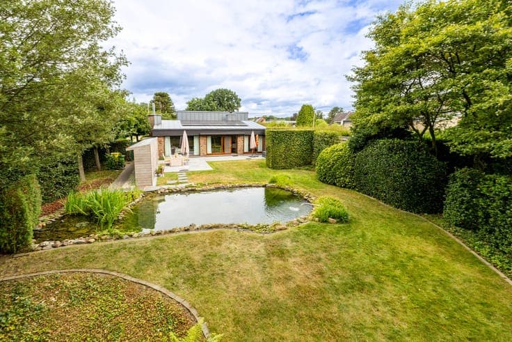 Instapklare woning in het groen met zwemvijver op 1.600 m²