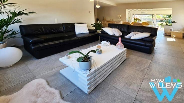 Semi-detached home with nice garden and large garden house.
