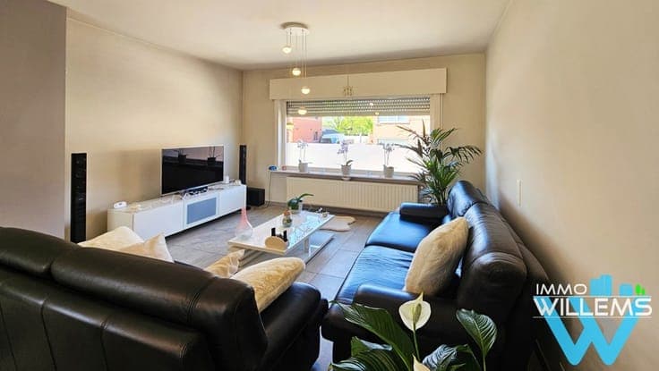 Semi-detached home with nice garden and large garden house.