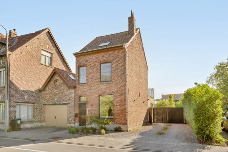 Ready-to-move-in house with garden & multifunctional garage