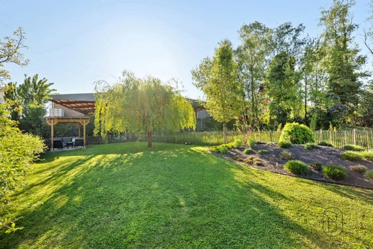 Ready-to-move-in house with garden & multifunctional garage