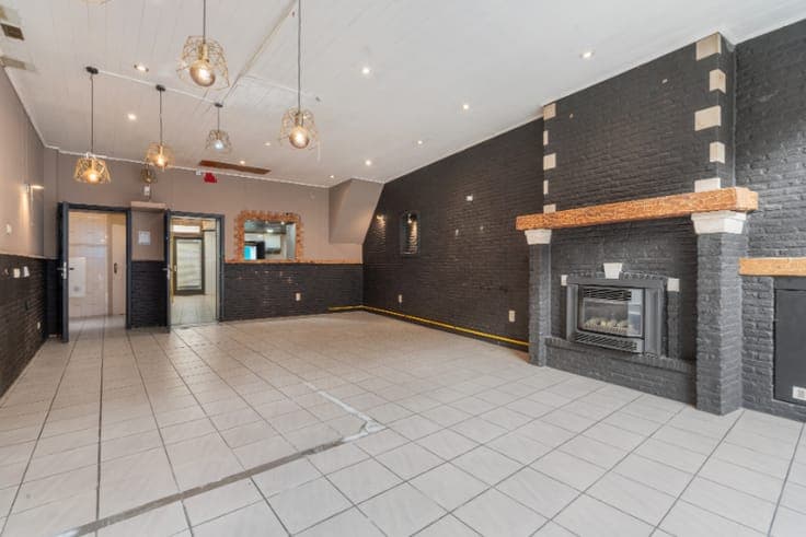 Woning met handelsruimte/bureel