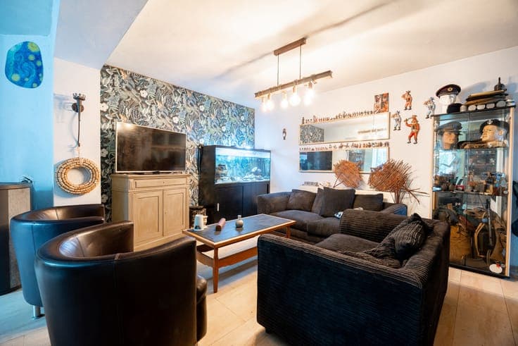 Beautiful villa with parking and large plot in Le Roux
