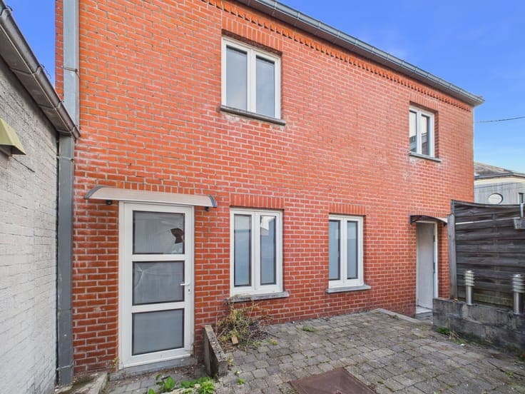 2-bedroom house with courtyard and shed