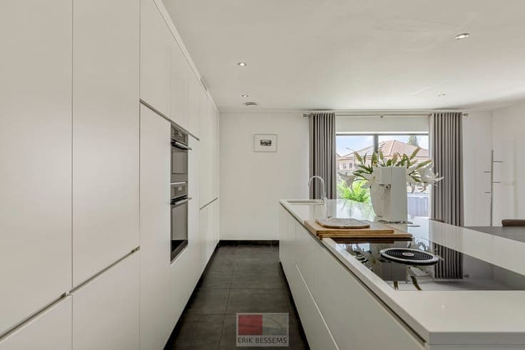 Deze moderne halfopen woning, gebouwd in 2016, biedt een ...