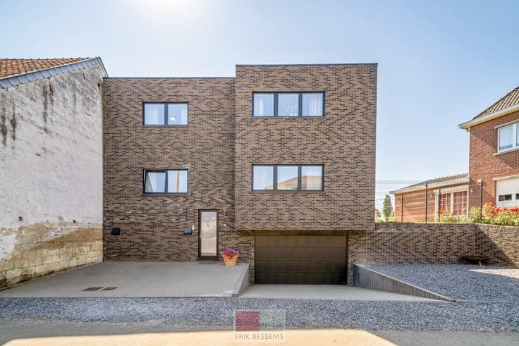 Deze moderne halfopen woning, gebouwd in 2016, biedt een ...