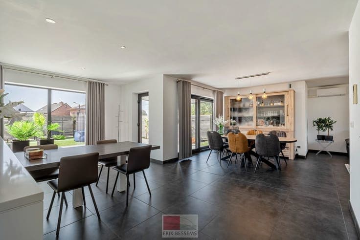 Deze moderne halfopen woning, gebouwd in 2016, biedt een ...