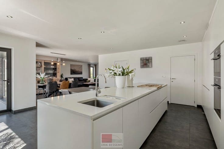 Deze moderne halfopen woning, gebouwd in 2016, biedt een ...