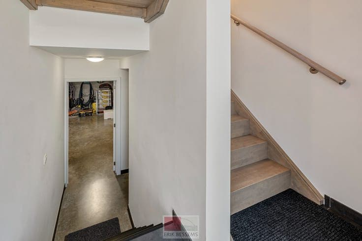 Deze moderne halfopen woning, gebouwd in 2016, biedt een ...