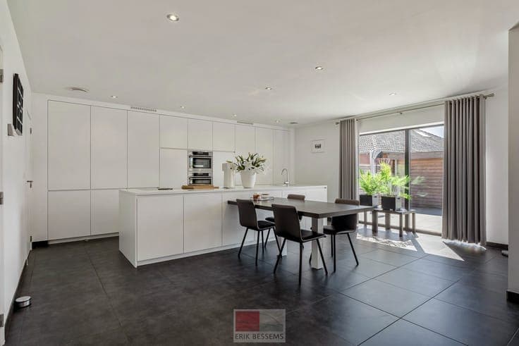 Deze moderne halfopen woning, gebouwd in 2016, biedt een ...