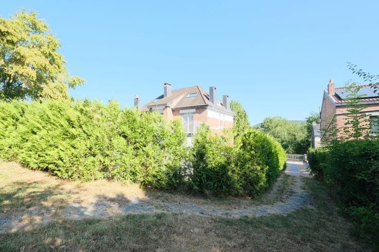 Mont d'Esneux district - Set back house with garden and 4 BR