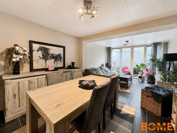 Instapklare stadswoning met gezellige koer en ruim zonnet...