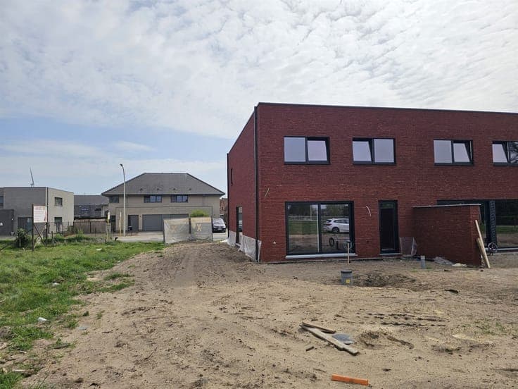 STIJLVOLLE MODERNE NIEUWBOUW MET GARAGE