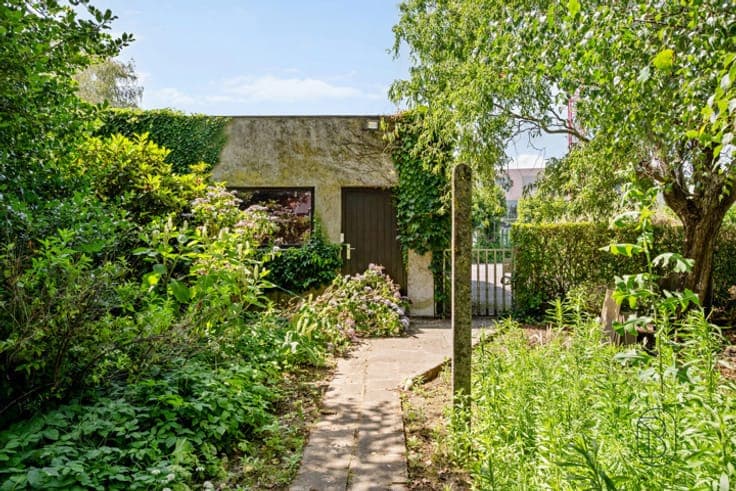 well-located home with a large sun-oriented garden