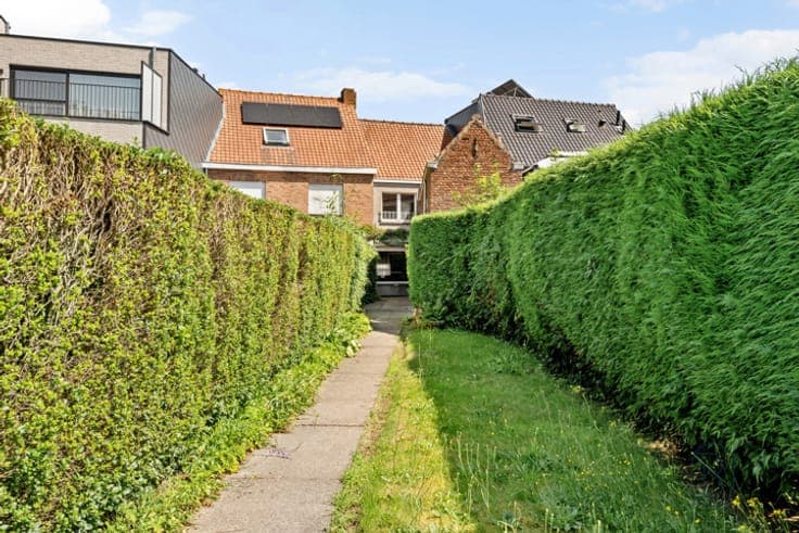 well-located home with a large sun-oriented garden