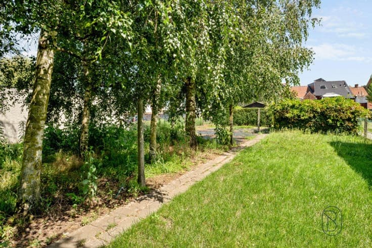 well-located home with a large sun-oriented garden