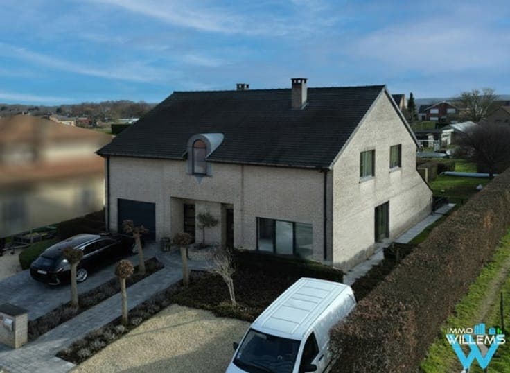 Move-in ready villa with swimming pool, 4 bedrooms, 2 BR.