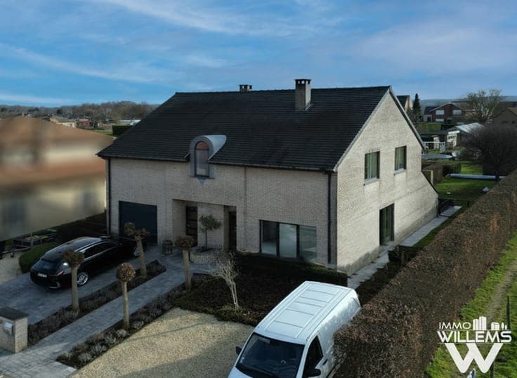 Move-in ready villa with swimming pool, 4 bedrooms, 2 BR.