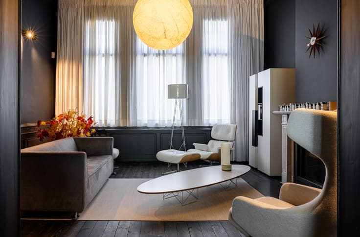 Exclusive gentleman's house with city garden and pool in Bru