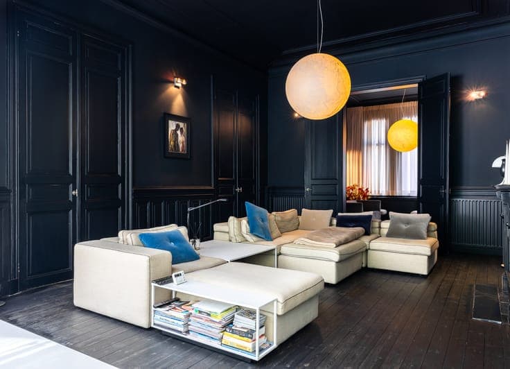 Exclusive gentleman's house with city garden and pool in Bru